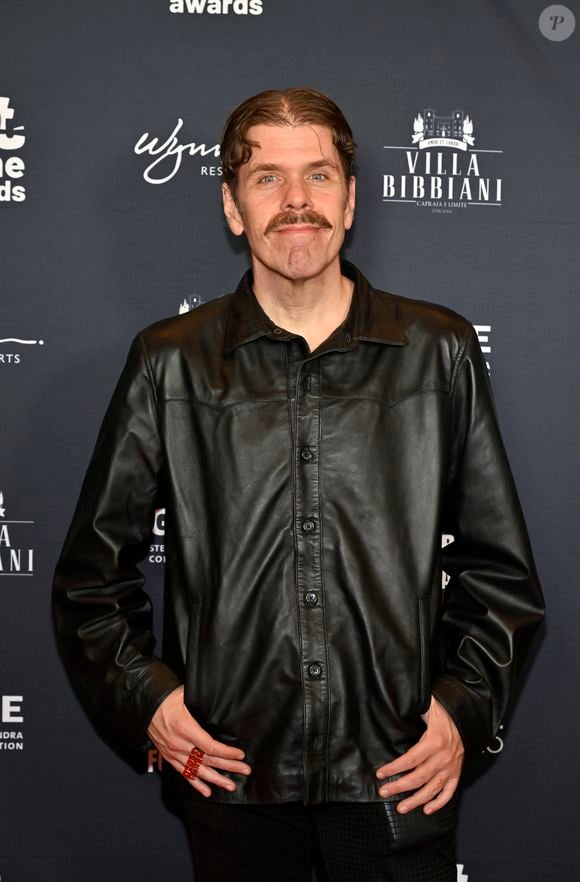 Perez Hilton é frequentemente comparado a Léo Dias por sua trajetória na cobertura de celebridades. Os dois construíram notoriedade com bastidores, fontes e notícias sobre famosos