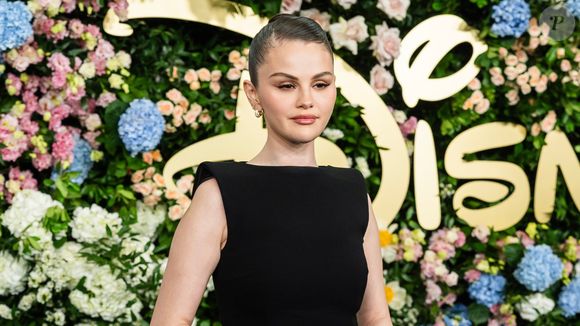 Em seguida, ela aplica o Positive Light Luminizing Lip Gloss, lançamento da Rare Beauty que une brilho multidimensional, textura confortável, efeito volumizador sem sensação de ardência e fragrância suave de pêssego.