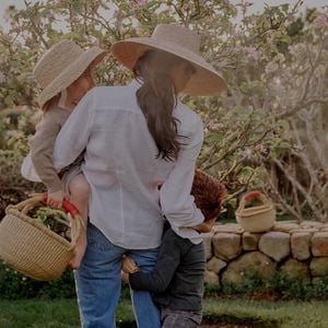 Atualmente, Meghan e Harry vivem com os filhos na Califórnia, afastados da Família Real.