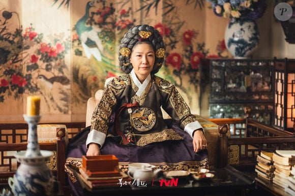 Em 'Bon Appétit, Vossa Majestade', Seo Yi-sook interpreta a rainha viúva In-ju, avó do rei Yi-heon