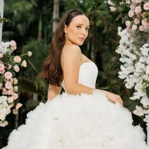 Larissa Manoela apostou num vestido branco exuberante para a celebração de seu 3º casamento.