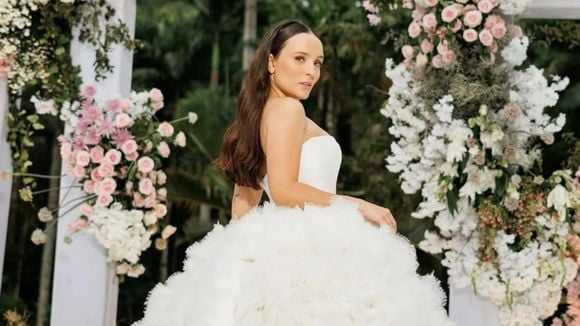 Vestido de casamento extravagante de Larissa Manoela inspirou outro elemento fundamental do grande dia. Descubra!