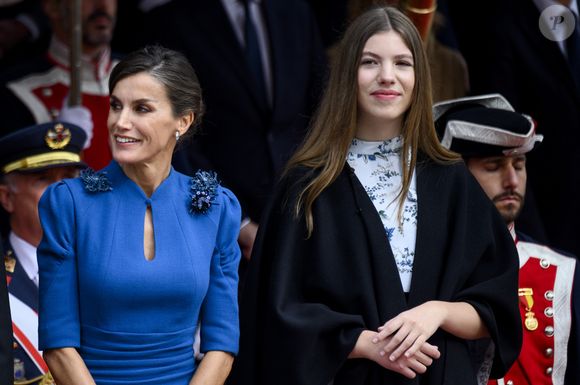 Depois dos 50 anos, o objetivo já não é ficar muito bronzeada. Especialistas defendem uma pele bonita, hidratada e luminosa como a verdadeira tendência de beleza da maturidade; na ocasião Rainha Letizia está ao lado da filha caçula princesa Sofia