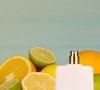 Se existe um ingrediente que nunca sai de moda na perfumaria é o limão. Refrescante, cítrico e cheio de energia, ele é capaz de transformar qualquer fragrância em um convite para os dias de sol.