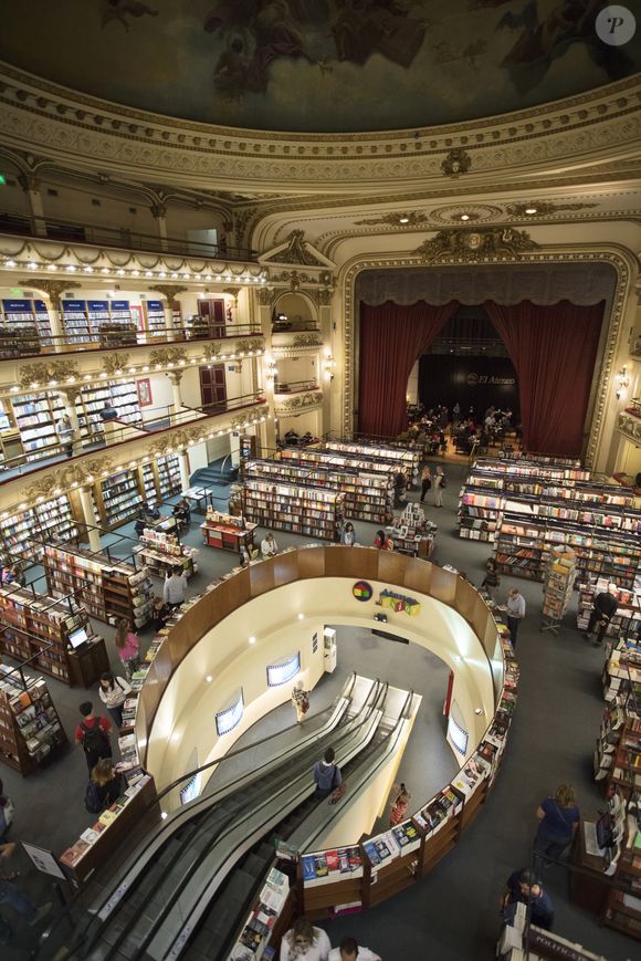 Foto mostra o interior da livraria El Antheneo, localizada em Buenos Aires, na Argentina.