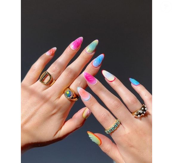 Art nail abstrata e descolada para a primavera