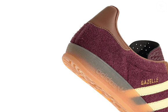 O tom bordô amarronzado do Adidas Gazelle Indoor lembra 'geleia de frutas vermelhas' e transforma produções básicas em looks cheios de personalidade e elegância