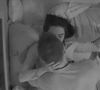 Jordana e Jonas trocaram carícias embaixo do edredom