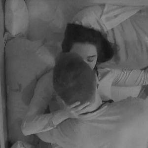 Jordana e Jonas trocaram carícias embaixo do edredom