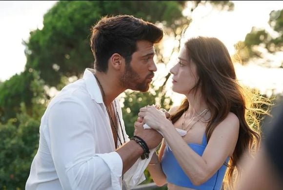 Cansada de relacionamentos desastrosos, Ezgi (Özge Gürel) só quer encontrar sua alma gêmea. Já seu vizinho, Özgür (Can Yaman), dono de um restaurante badalado em Istambul, não acredita no amor verdadeiro  —  Disponível no Globoplay