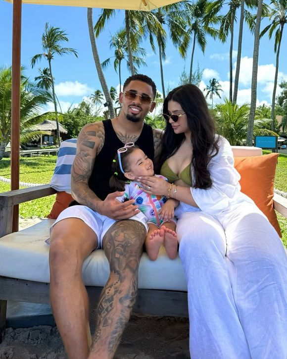 Gabriel Jesus e Raiane Lima são pais da pequena Helena, 2 anos