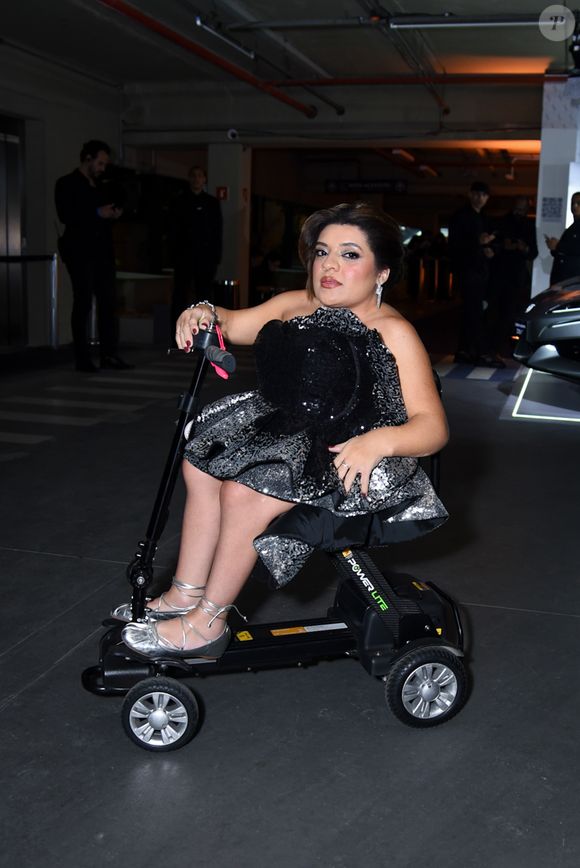 Pequena Lo fez aposta glamourosa com mix de prata e preto em paetês, traduzindo ousadia e presença marcante em festa de 50 anos da Vogue