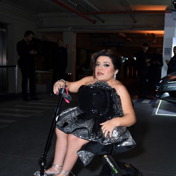 Pequena Lo fez aposta glamourosa com mix de prata e preto em paetês, traduzindo ousadia e presença marcante em festa de 50 anos da Vogue