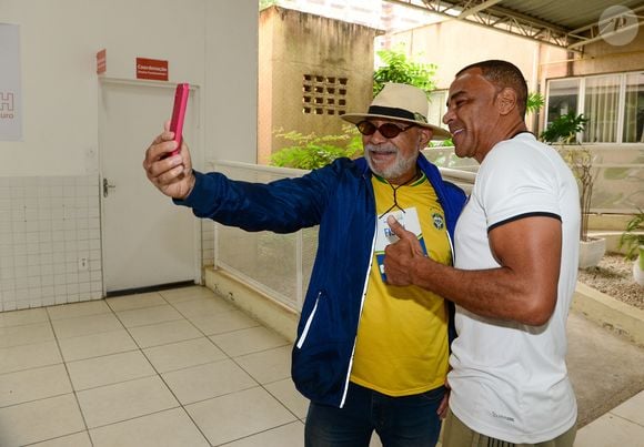 Cafu posa com fã em colégio eleitoral onde vota para o segundo turno