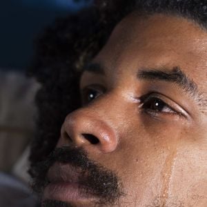 Chorar também é uma forma de comunicação e de conexão com o mundo externo. Um exemplo são os espetáculos ou os filmes, que geram muitos episódios de choro coletivo