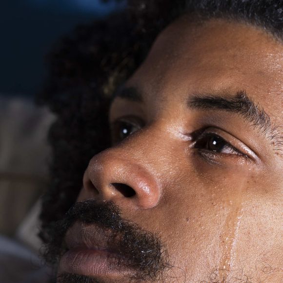 Chorar também é uma forma de comunicação e de conexão com o mundo externo. Um exemplo são os espetáculos ou os filmes, que geram muitos episódios de choro coletivo