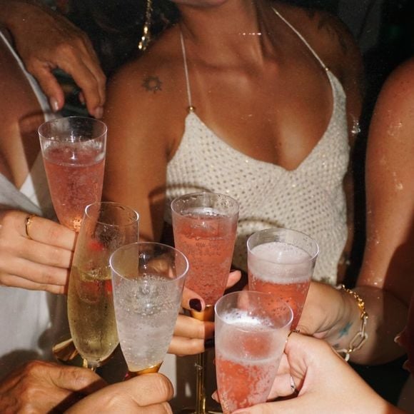 Mel Maia celebrou chegada de 2026 reunida com namorado, amigos e a família