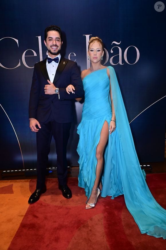 Look de Cela Lopes: vestido azul com cauda, fenda e drapeados marcou a produção da influenciadora em sua festa de 25 anos