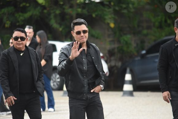 Corpo do cantor Rick, dupla de Renner, foi velado pelo cantor Felipe Araújo, irmão de Cristiano Araújo, e pelo pai deles, João Reis