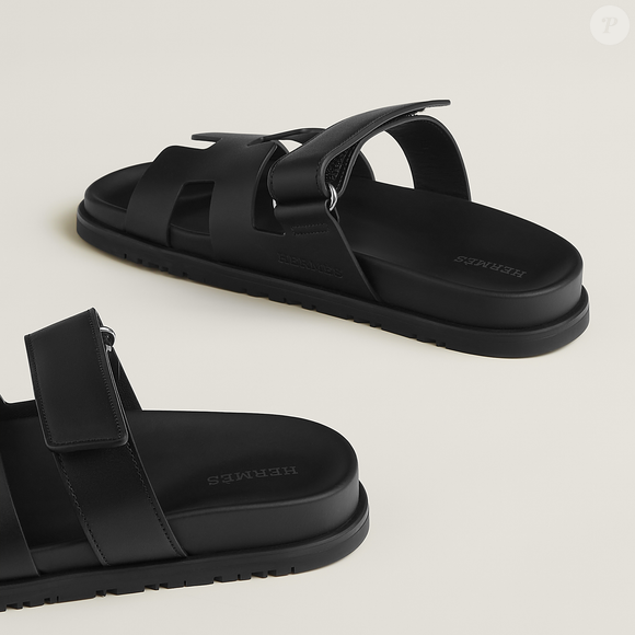 A sandália da Hermès, avaliada em cerca de R$ 7.750, voltou a ganhar destaque após o visual de Erling Haaland nas férias reacender o interesse pelo icônico design em "H", referência de sofisticação no universo da moda
