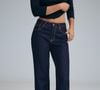 Completando o visual, a jovem usou um jeans largo azul-escuro, de aparência sóbria, da Stradivarius