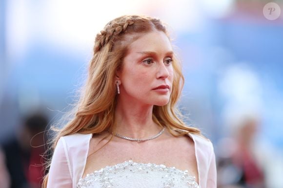 Marina Ruy Barbosa aposta em vestido branco com corset transparente, pedrarias e saia fluida no Festival de Veneza