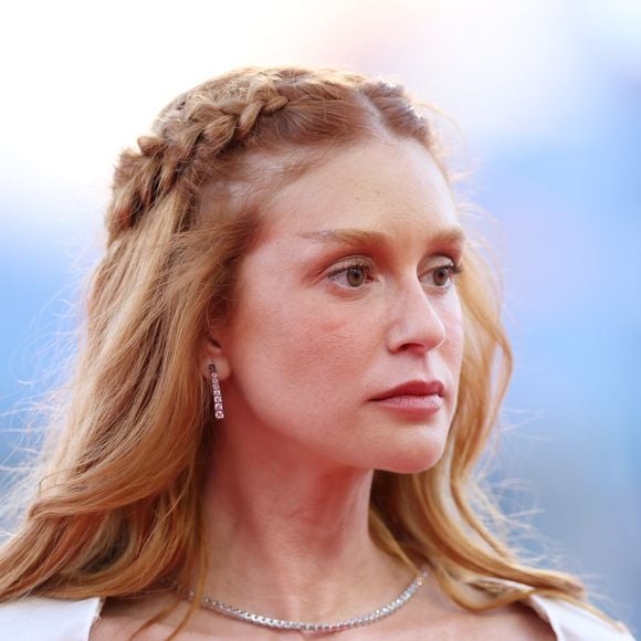 Marina Ruy Barbosa aposta em vestido branco com corset transparente, pedrarias e saia fluida no Festival de Veneza