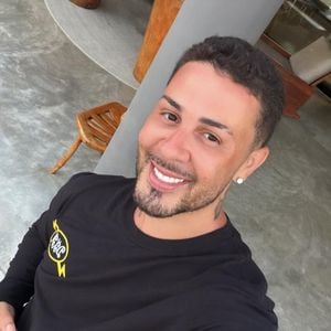 Carlinhos Maia causou na web após dizer ter comido um 'brisadeiro' na festa e ficado 'muito louco'