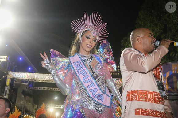 Destaque em carro alegórico da Paraísos do Tuiuti no último dia do desfile das escolas de samba do Grupo Especial, a deputada Erika Hilton é uma figura de destaque na política e um exemplo de superação e representatividade.