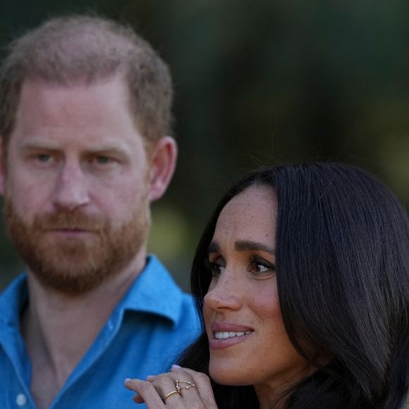 De volta ao Reino Unido, Príncipe Harry e Meghan Markle matriculam filhos em escola de elite que custa R$ 360 mil por ano no total