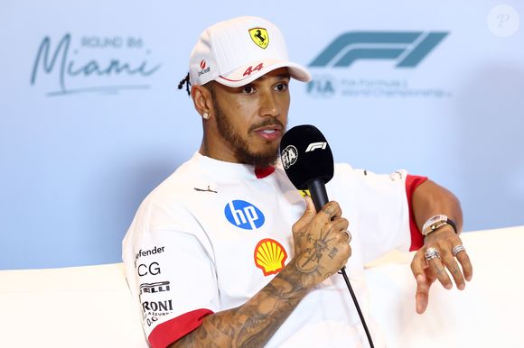 NO GP de Miami, diversos colegas desejaram parabéns para o mais novo papai do pedaço - Max -, e Hamilton não ficou de fora.