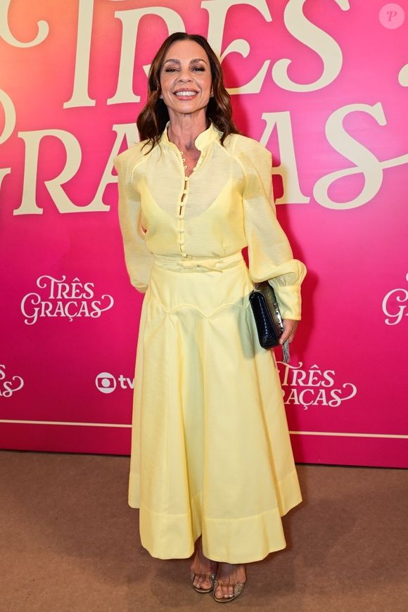 Poucos sabem que a atriz Carla Marins, Xênica em 'Três Graças', tem apenas 1,60m de altura