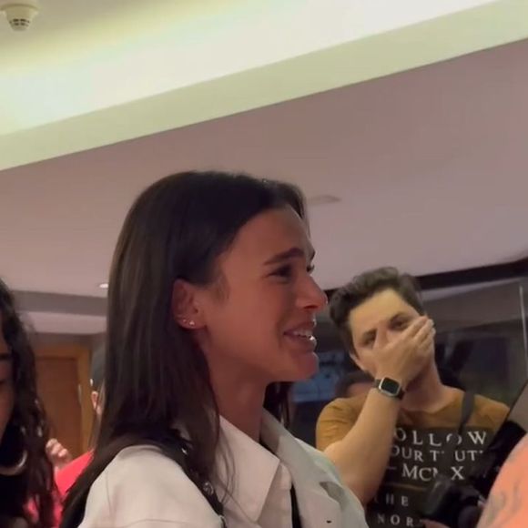 Bruna Marquezine se emocionou ao ver Dráuzio Varella no local