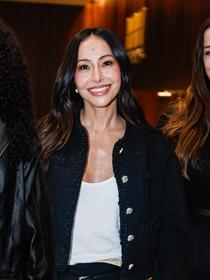 Tudo preto, mas nada básico! Com tweed e jaqueta de couro, Sabrina Sato, Kenya Sade e Mônica Martelli prestigiam peça de Taís Araújo com looks all black para o Inverno 2026