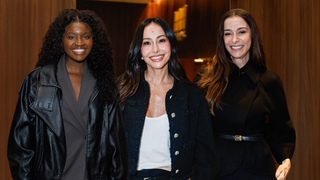 Tudo preto, mas nada básico! Com tweed e jaqueta de couro, Sabrina Sato, Kenya Sade e Mônica Martelli prestigiam peça de Taís Araújo com looks all black para o Inverno 2026