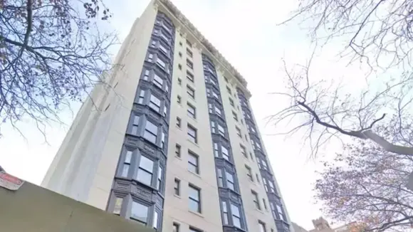 Em 2018, ele comprou uma cobertura em Midtown Manhattan por US$ 16,7 milhões no histórico edifício Standish. Na época, estabeleceu um recorde como a venda residencial mais cara já registrada no Brooklyn.
