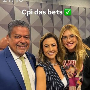 A senadora Soraya Thronicke (Podemos-MS), relatora da CPI das Bets, seguiu Virgínia Fonseca e posou ao lado dela com direito a sorrisos após o depoimento da influenciadora