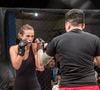 Jeiza (Paolla Oliveira) era uma policial durona que sonhava em se tornar lutadora profissional de MMA