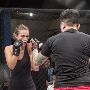 Jeiza (Paolla Oliveira) era uma policial durona que sonhava em se tornar lutadora profissional de MMA