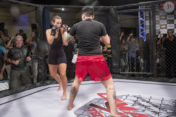Jeiza (Paolla Oliveira) era uma policial durona que sonhava em se tornar lutadora profissional de MMA