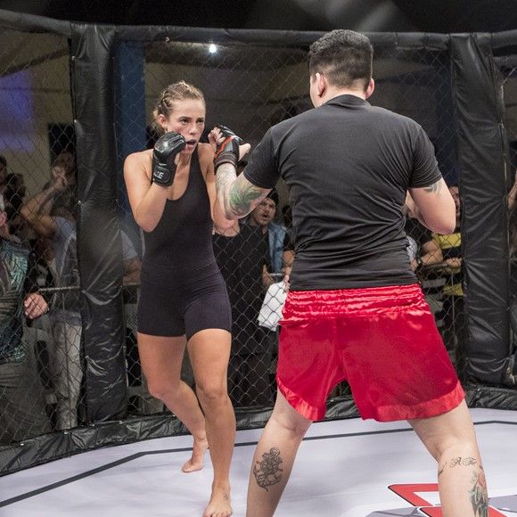 Jeiza (Paolla Oliveira) era uma policial durona que sonhava em se tornar lutadora profissional de MMA