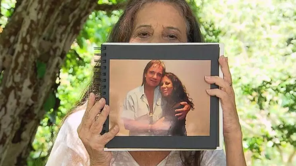 Sem aposentadoria e longe de casa: Gladys denuncia que teve conta esvaziada e vive situação delicada após venda de imóvel