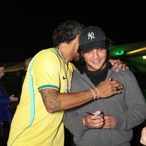 Novo affair de Ivete Sangalo, Tiago Maia aparece abraçando Marcelo, filho da cantora, em evento pré-jogo da Seleção Brasileira