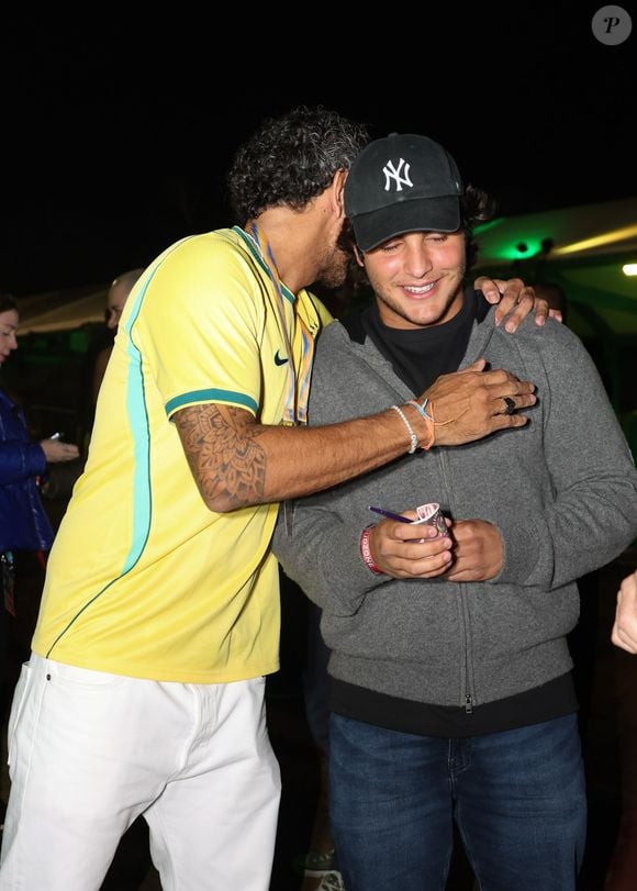 Novo affair de Ivete Sangalo, Tiago Maia aparece abraçando Marcelo, filho da cantora, em evento pré-jogo da Seleção Brasileira