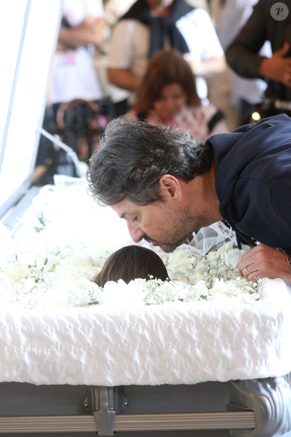 Velório de Preta Gil: Marcelo Serrado também deu beijo no corpo da cantora