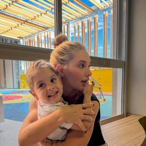 Virginia Fonseca revelou ter uma 'trava' ao tentar corrigir Maria Flor e explicou diferença na relação com a filha