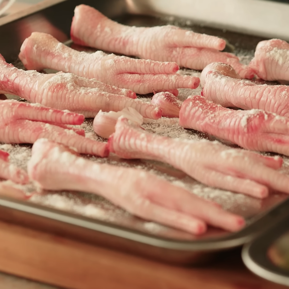 Ingredientes da sopa de Paola Carosella são simples, mas muito saborosos, como o pé de frango e o alho-poró