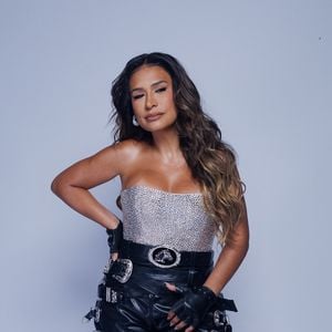 Simone Mendes se inspirou em Michael Jackson para look de novo DVD. Astro usou calça semelhante em um clipe de 1987