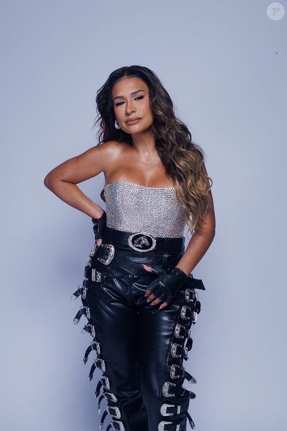 Simone Mendes se inspirou em Michael Jackson para look de novo DVD. Astro usou calça semelhante em um clipe de 1987