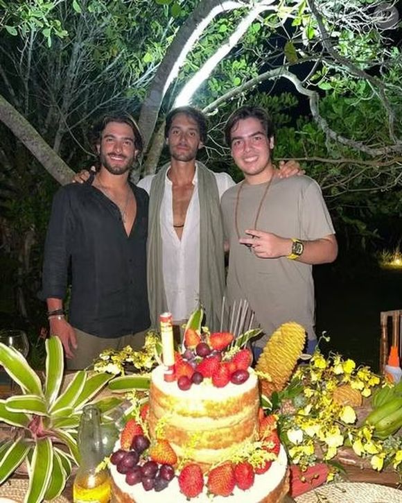 Bruna Marquezine e Álan Faria Bissoli curtiram festa organizada pelo empresário e por João Guilherme Silva, filho de Faustão